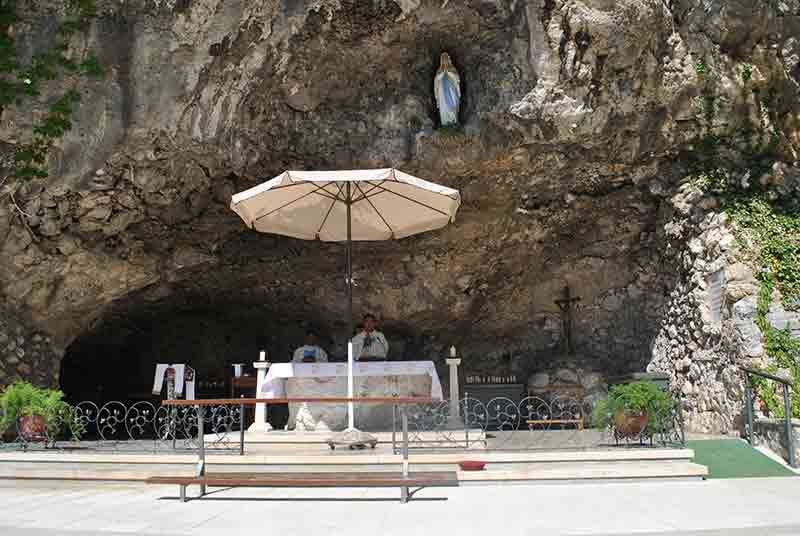 Statua Madonna di Lourdes e Bernadette in ginocchio legno colorato rosa